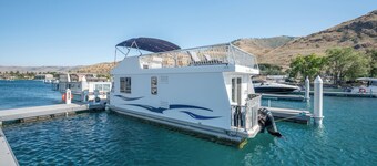 Stay ON Lake Chelan with amazing views | Stationary 1 Bed houseboat