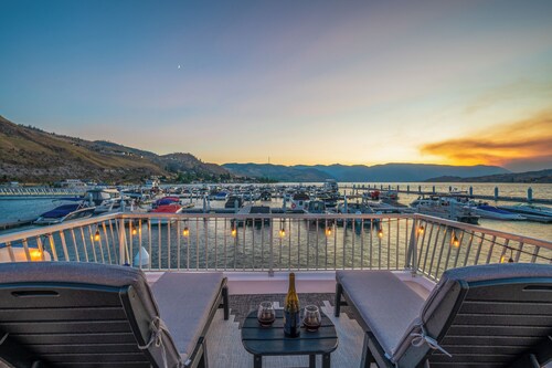 Stay ON Lake Chelan with amazing views | Stationary 1 Bed houseboat