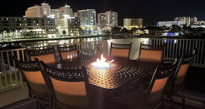 Luxury waterfront townhome, 5 min to beach, pool, boat slip & rooftop deck!