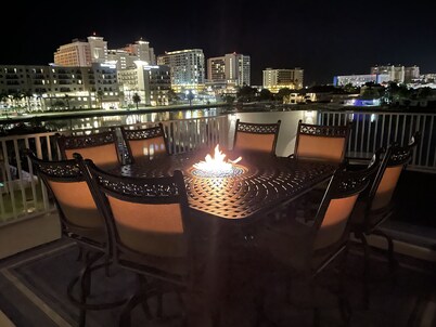 Luxury waterfront townhome, 5 min to beach, pool, boat slip & rooftop deck!