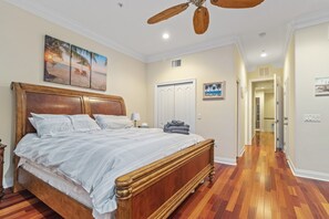 3 slaapkamers, een bureau, een strijkplank/strijkijzer, reisbedje