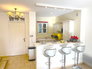 Kjøleskap, mikrobølgeovn, ovn og kokeplater