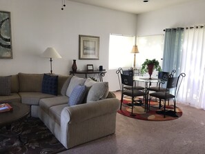 Living room - Desert Princess Country Club (Cathedral City)