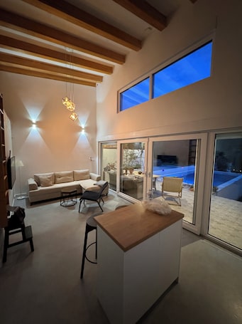 Smart TV, fireplace. House on the river, private pool, garden and barbecue . 2hours to Dubrovnik!