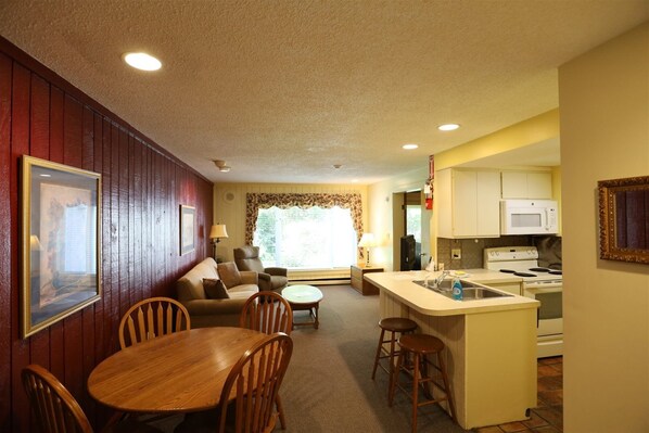 Condo (Inns of WV 105, 1bd, Waterville Valle) | Private kitchen