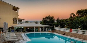 Alberca al aire libre por temporada y sombrillas en la alberca 