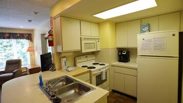 Condo (Inns of WV 205, 1bd, Waterville Valle) | Private kitchen