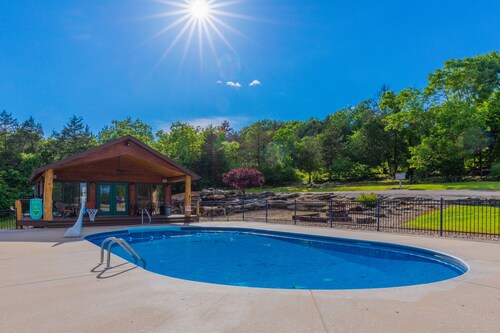 Sleeps 5 (unit 4A), pool, next to Big M Marina, 15 min to Roaring River