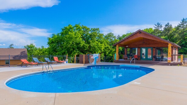 A swimming pool with lounge chairs and a wooden pavilion. - Sleeps 5 (unit 4b), pool, next to Big M Marina, 15 min to Roaring River (Cassville)