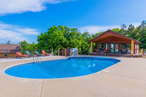 Sleeps 5 (unit 4b), pool, next to Big M Marina, 15 min to Roaring River