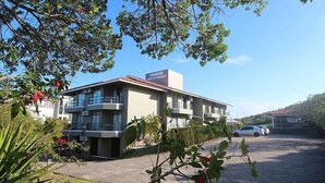 A hotel with a modern design, featuring multiple floors and balconies. - Pousada Porto do Arvoredo (Florianópolis)