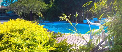 Una piscina al aire libre