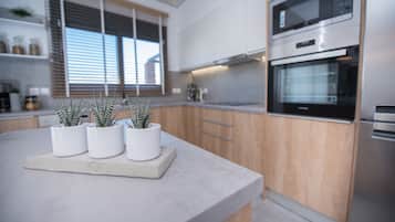 Kylskåp, mikrovågsugn, ugn och diskmaskin