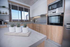 Kühlschrank, Mikrowelle, Ofen, Geschirrspüler