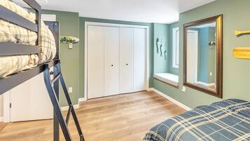 4 bedrooms, desk, iron/ironing board, travel cot