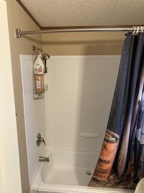 Ensemble douche/baignoire, sèche-cheveux, serviettes fournies, savon