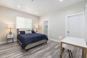 5 bedrooms, iron/ironing board, WiFi, bed sheets