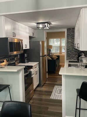 Réfrigérateur, micro-ondes, four, plaque de cuisson