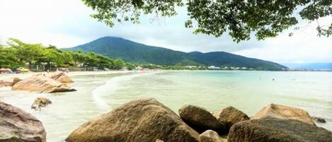 靠近海滩
