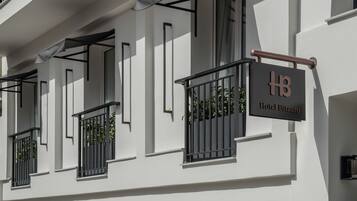 Een hotelschild met balkons en een modern gevelontwerp.