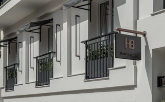 Segnaletica di un hotel con balconi e una facciata moderna.