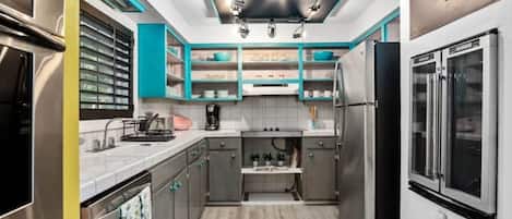 Réfrigérateur, four à micro-ondes, un four, surface de cuisson