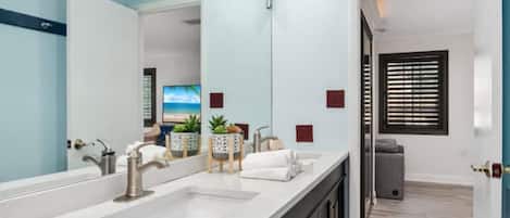 Baignoire, sèche-cheveux, serviettes fournies, savon