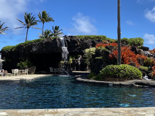 UPDATED 3RD FLOOR UNIT, OCEAN VIEW FROM YOUR BED, OUTRIGGER BEACHFRONT RESORT