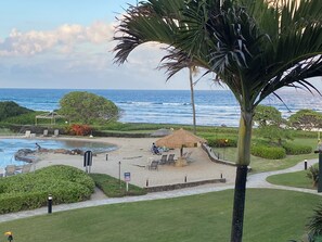 En la playa, camastros y toallas de playa 