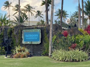 Property grounds - UPDATED 3RD FLOOR UNIT, OCEAN VIEW FROM YOUR BED, OUTRIGGER BEACHFRONT RESORT (Lihue)