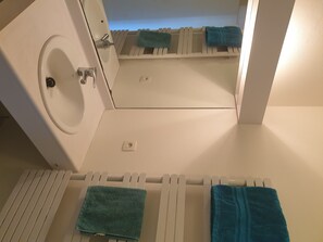 Badewanne, Haartrockner, Handtücher, Seife