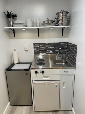 Fridge, microwave, coffee/tea maker, cookware/dishes/utensils - New Tiny House Near Stone Mountain Park (Lilburn)