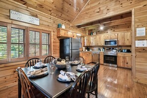 Dining - In the Woods: 4BR/3BA log cabin with hot tub, game room. Close to Gatlinburg! (Gatlinburg)