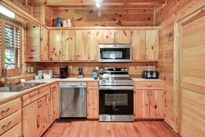 Fridge, microwave, oven, stovetop - In the Woods: 4BR/3BA log cabin with hot tub, game room. Close to Gatlinburg! (Gatlinburg)