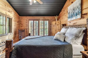 4 bedrooms, desk, iron/ironing board, free WiFi - In the Woods: 4BR/3BA log cabin with hot tub, game room. Close to Gatlinburg! (Gatlinburg)