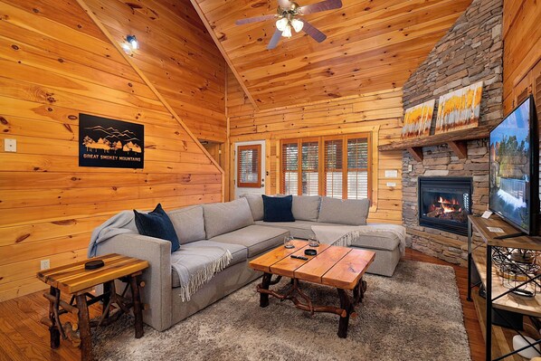 Smart TV, fireplace, video games, foosball - In the Woods: 4BR/3BA log cabin with hot tub, game room. Close to Gatlinburg! (Gatlinburg)