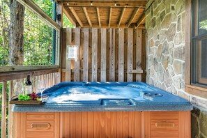 Outdoor spa tub - In the Woods - log cabin w/hot tub, game room, BBQ (Gatlinburg)