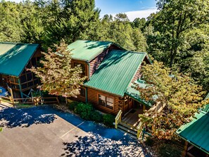 Exterior - In the Woods: 4BR/3BA log cabin with hot tub, game room. Close to Gatlinburg! (Gatlinburg)