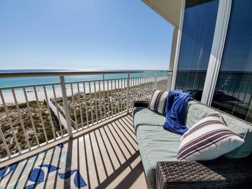Beautifully upgraded 2 bedroom beachfront condo in Pearl #403 on Navarre Beach.