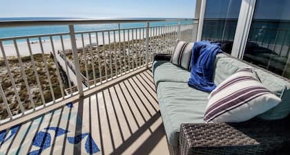 Beautifully upgraded 2 bedroom beachfront condo in Pearl #403 on Navarre Beach.