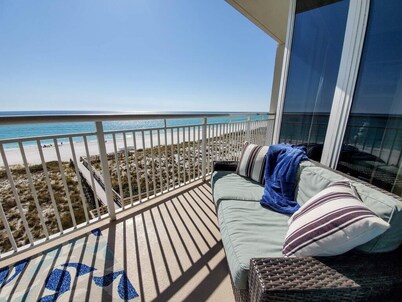 Beautifully upgraded 2 bedroom beachfront condo in Pearl #403 on Navarre Beach.