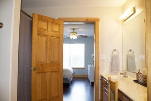 3 Schlafzimmer, Schreibtisch, Bügeleisen/Bügelbrett, Reisekinderbett