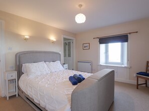 2 bedrooms, individually decorated, individually furnished, free WiFi - Seaview at The Doocot (Elgin)