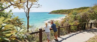 Very Large 3BR Apartment by Kawana Beach ⛱️