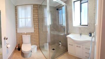 Regadera, toallas, jabón, papel de baño