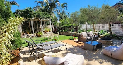 Very Large 3BR Apartment by Kawana Beach ⛱️