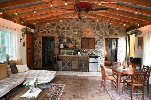 Scottland Yard Farm's - Upscale Rustic Garden House