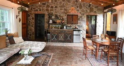 Scottland Yard Farm's - Upscale Rustic Garden House