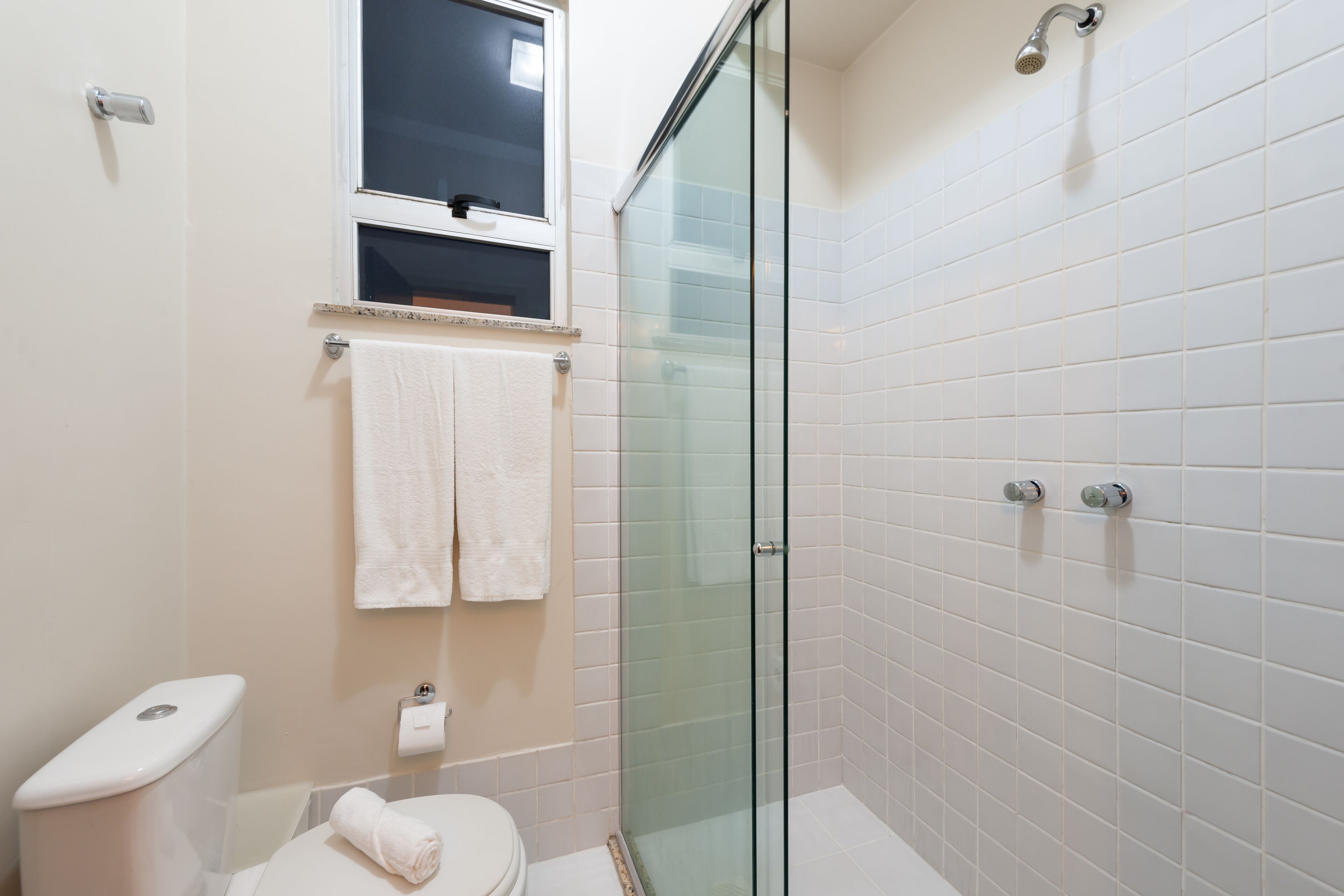 standard casal | bathroom | shower, hair dryer, towels, soap