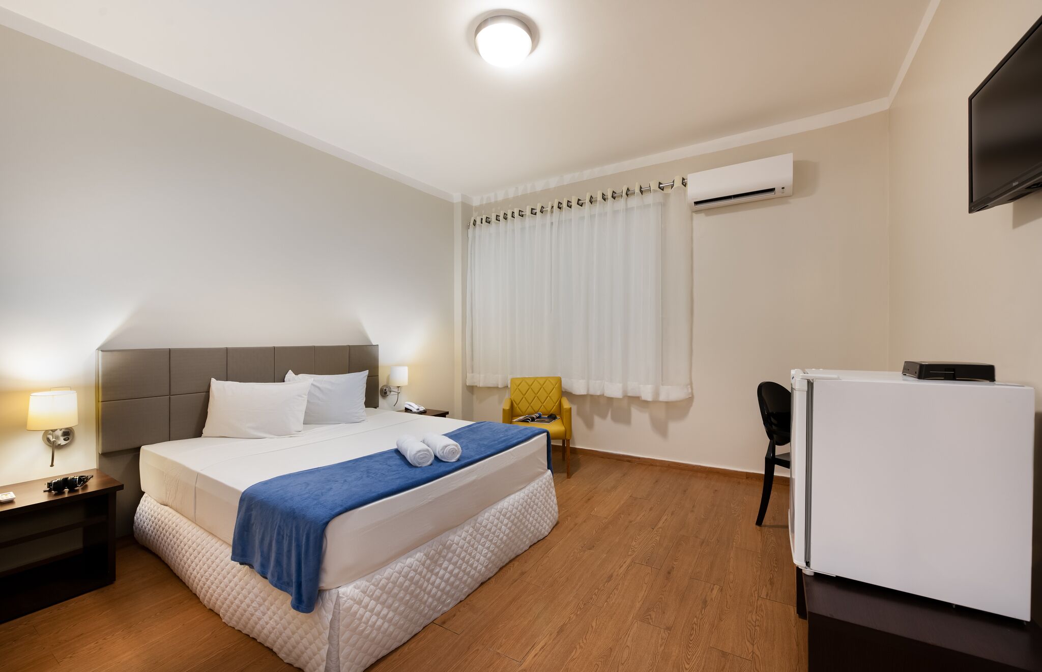 Hypo-allergenic bedding, minibar, desk, laptop workspace
